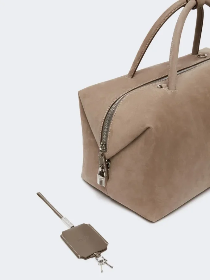 Grand sac Boston en cuir nubuck, couleur tourterelle Grand sac Boston en cuir nubuck, couleur tourterelle