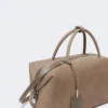 Grand sac Boston en cuir nubuck, couleur tourterelle Grand sac Boston en cuir nubuck, couleur tourterelle