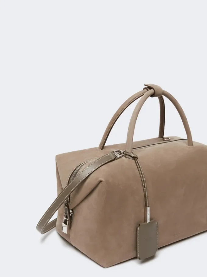 Grand sac Boston en cuir nubuck, couleur tourterelle Grand sac Boston en cuir nubuck, couleur tourterelle