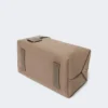 Grand sac Boston en cuir nubuck, couleur tourterelle Grand sac Boston en cuir nubuck, couleur tourterelle