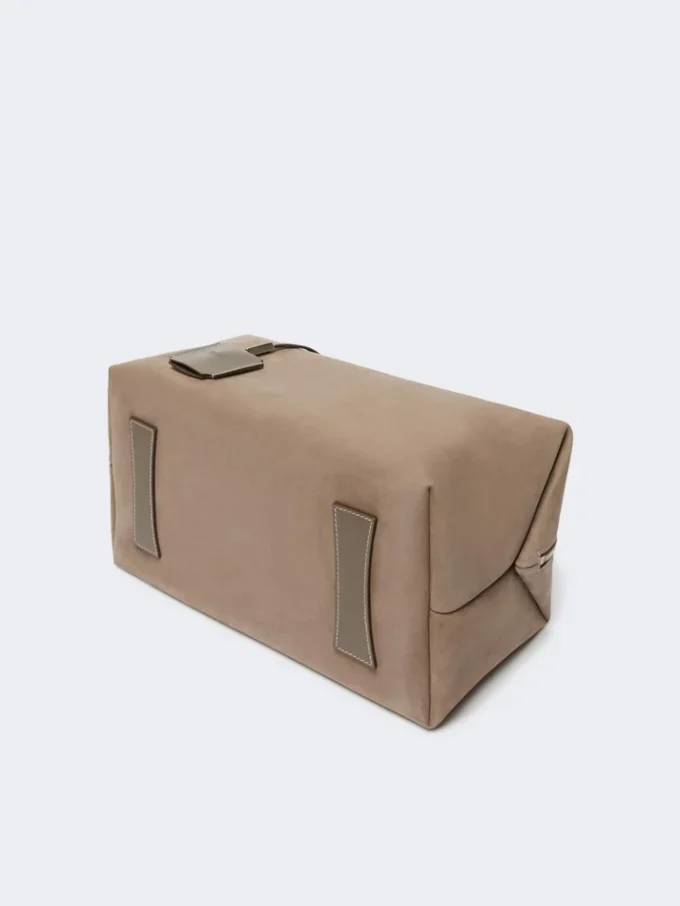 Grand sac Boston en cuir nubuck, couleur tourterelle Grand sac Boston en cuir nubuck, couleur tourterelle