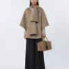 Grand sac Boston en cuir nubuck, couleur tourterelle Grand sac Boston en cuir nubuck, couleur tourterelle