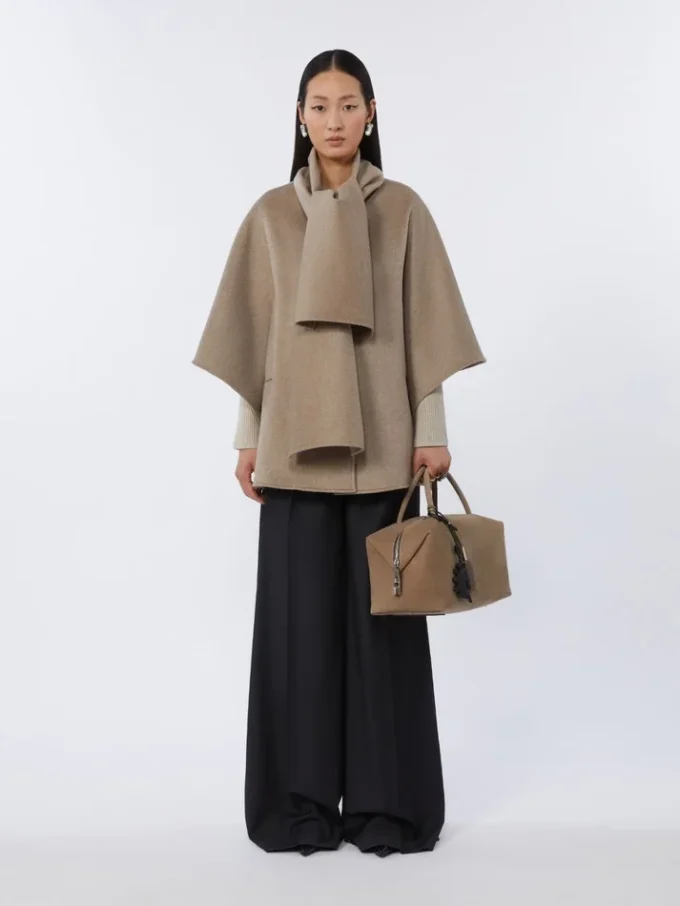 Grand sac Boston en cuir nubuck, couleur tourterelle Grand sac Boston en cuir nubuck, couleur tourterelle