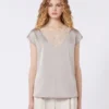 Haut féminin en satin, couleur nude Haut féminin en satin, couleur nude