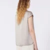 Haut féminin en satin, couleur nude Haut féminin en satin, couleur nude