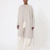 Long cardigan en alpaga et laine, couleur sable Long cardigan en alpaga et laine, couleur sable