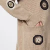 Long cardigan en laine et cachemire, couleur sable Long cardigan en laine et cachemire, couleur sable