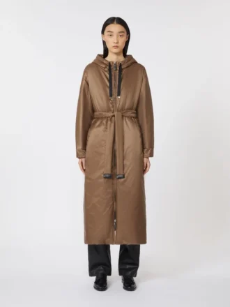 Longue parka matelassée en toile déperlante, couleur tabac Longue parka matelassée en toile déperlante, couleur tabac