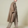 Manteau-cape double face en cachemire, couleur tourterelle Manteau-cape double face en cachemire, couleur tourterelle