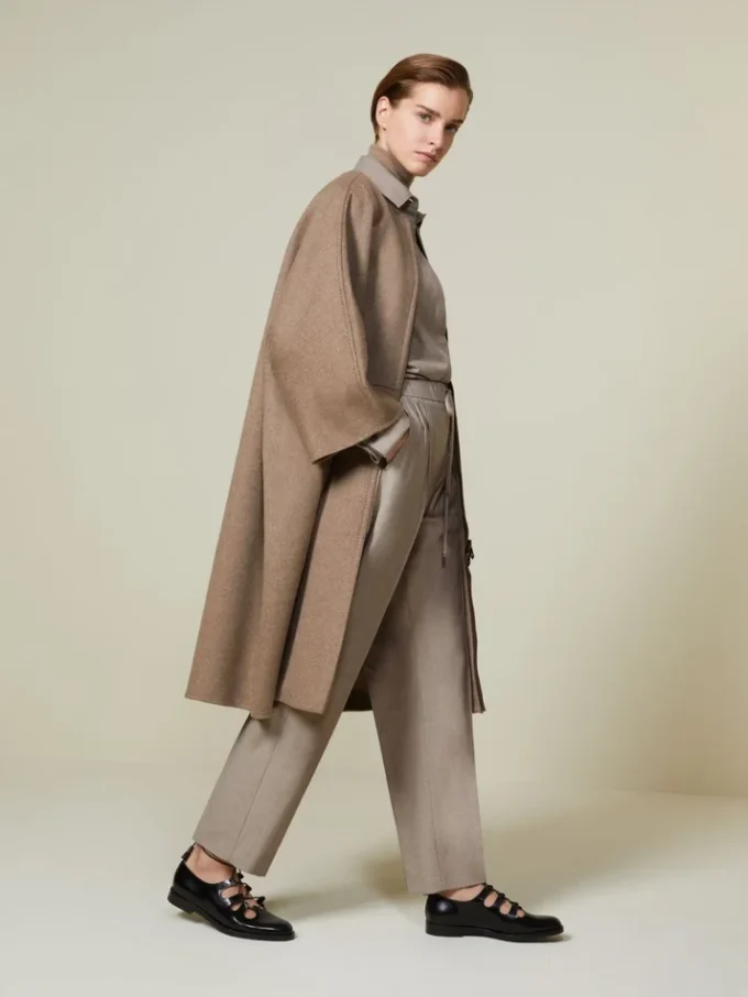 Manteau-cape double face en cachemire, couleur tourterelle Manteau-cape double face en cachemire, couleur tourterelle