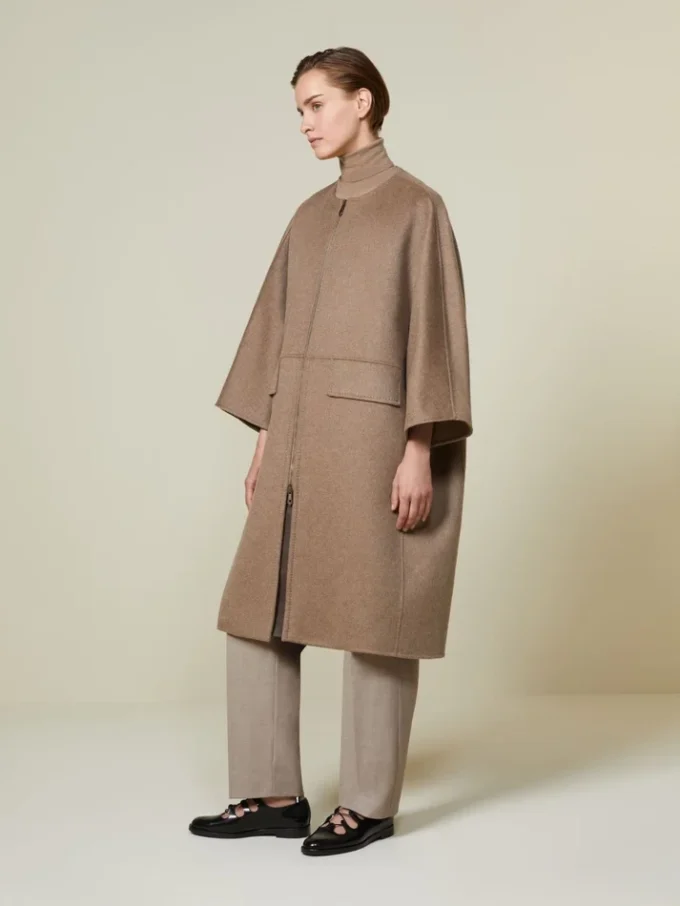 Manteau-cape double face en cachemire, couleur tourterelle Manteau-cape double face en cachemire, couleur tourterelle