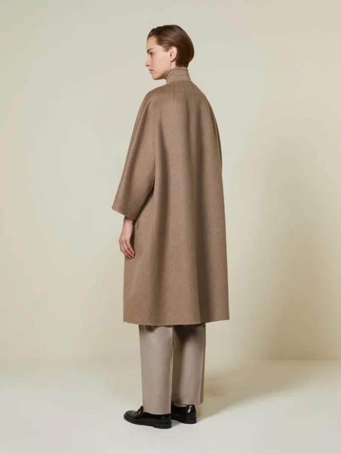 Manteau-cape double face en cachemire, couleur tourterelle Manteau-cape double face en cachemire, couleur tourterelle