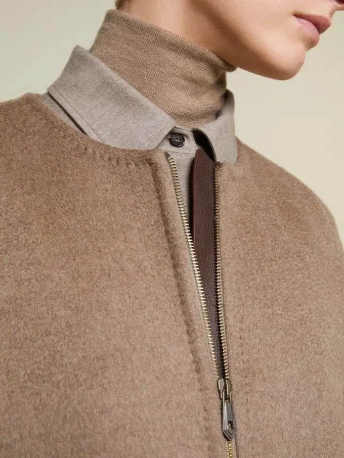 Manteau-cape double face en cachemire, couleur tourterelle Manteau-cape double face en cachemire, couleur tourterelle
