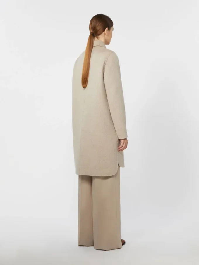 Manteau droit en cachemire, couleur sable Manteau droit en cachemire, couleur sable