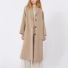 Haut féminin en satin, couleur nude Haut féminin en satin, couleur nude
