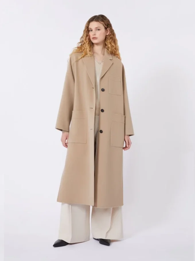 Haut féminin en satin, couleur nude Haut féminin en satin, couleur nude