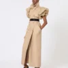 Manteau sans manches en lin tissé natté avec volants, couleur camel Manteau sans manches en lin tissé natté avec volants, couleur camel