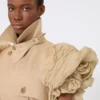 Manteau sans manches en lin tissé natté avec volants, couleur camel Manteau sans manches en lin tissé natté avec volants, couleur camel