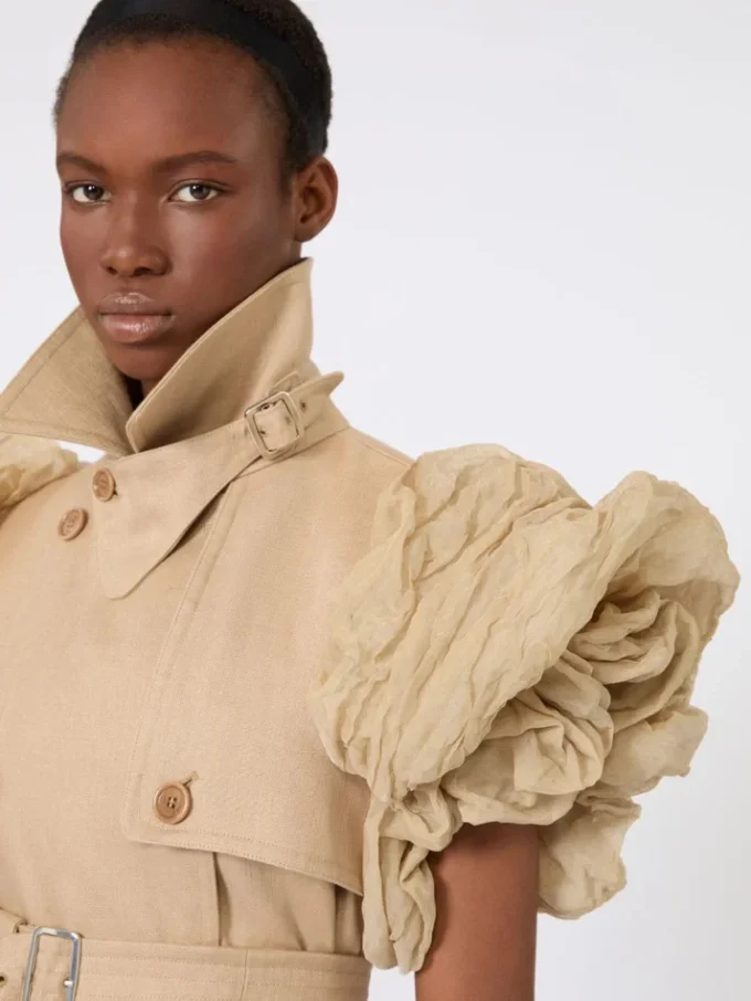 Manteau sans manches en lin tissé natté avec volants, couleur camel Manteau sans manches en lin tissé natté avec volants, couleur camel