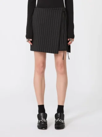 Mini-jupe en gabardine à fines rayures, noire
