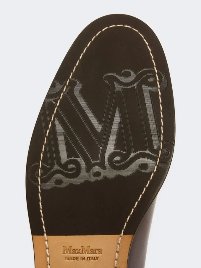 Mocassins en cuir à pompons, couleur cacao Mocassins en cuir à pompons, couleur cacao