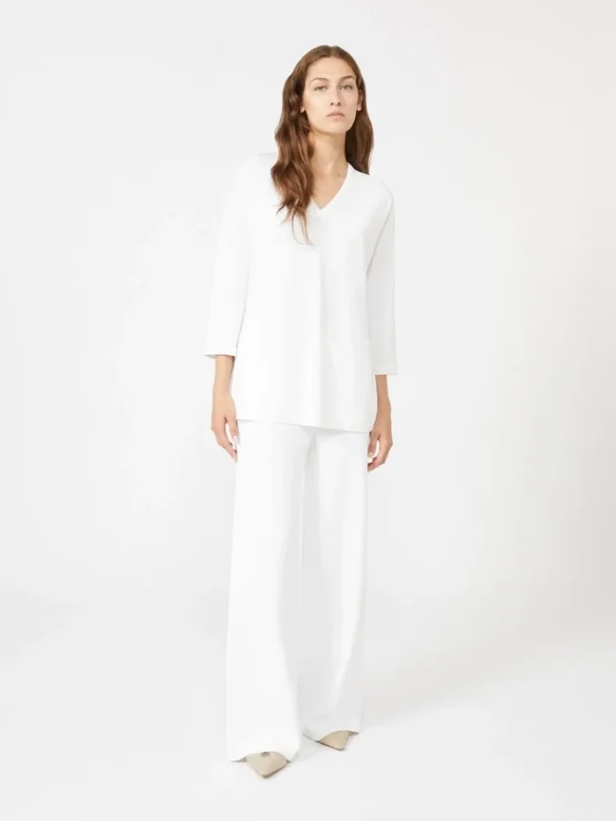Pull à col en V en crêpe de viscose, blanc optique Pull à col en V en crêpe de viscose, blanc optique