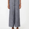 Pantalon en lin à fines rayures effet denim, bleu outremer Pantalon en lin à fines rayures effet denim, bleu outremer