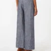 Pantalon en lin à fines rayures effet denim, bleu outremer Pantalon en lin à fines rayures effet denim, bleu outremer
