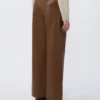 Pantalon en tissu enduit, couleur tabac