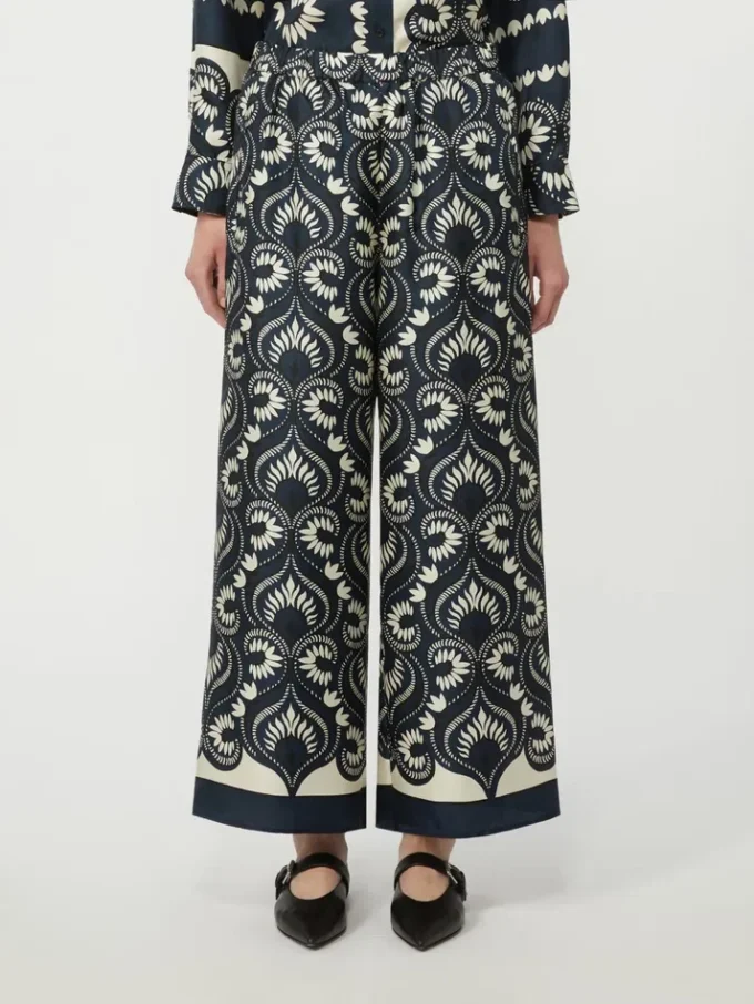 Pantalon fluide en soie imprimée, bleu marine Pantalon fluide en soie imprimée, bleu marine