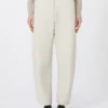 Pantalon à jambes évasées en tissu enduit, couleur sable Pantalon à jambes évasées en tissu enduit, couleur sable