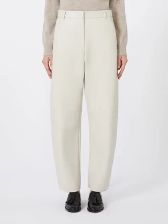 Pantalon à jambes évasées en tissu enduit, couleur sable Pantalon à jambes évasées en tissu enduit, couleur sable