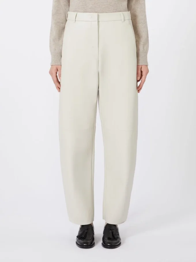 Pantalon à jambes évasées en tissu enduit, couleur sable Pantalon à jambes évasées en tissu enduit, couleur sable