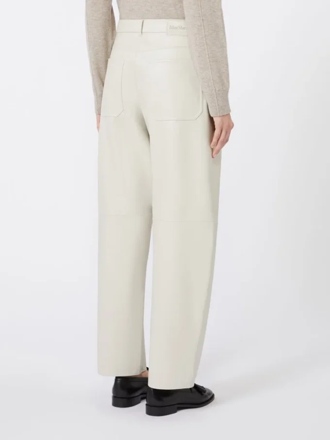 Pantalon à jambes évasées en tissu enduit, couleur sable Pantalon à jambes évasées en tissu enduit, couleur sable