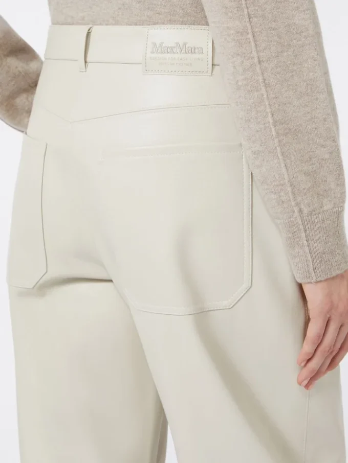 Pantalon à jambes évasées en tissu enduit, couleur sable Pantalon à jambes évasées en tissu enduit, couleur sable
