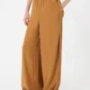 – Pantalon large en satin envers, couleur caramel – Pantalon large en satin envers, couleur caramel