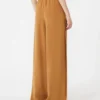 – Pantalon large en satin envers, couleur caramel – Pantalon large en satin envers, couleur caramel