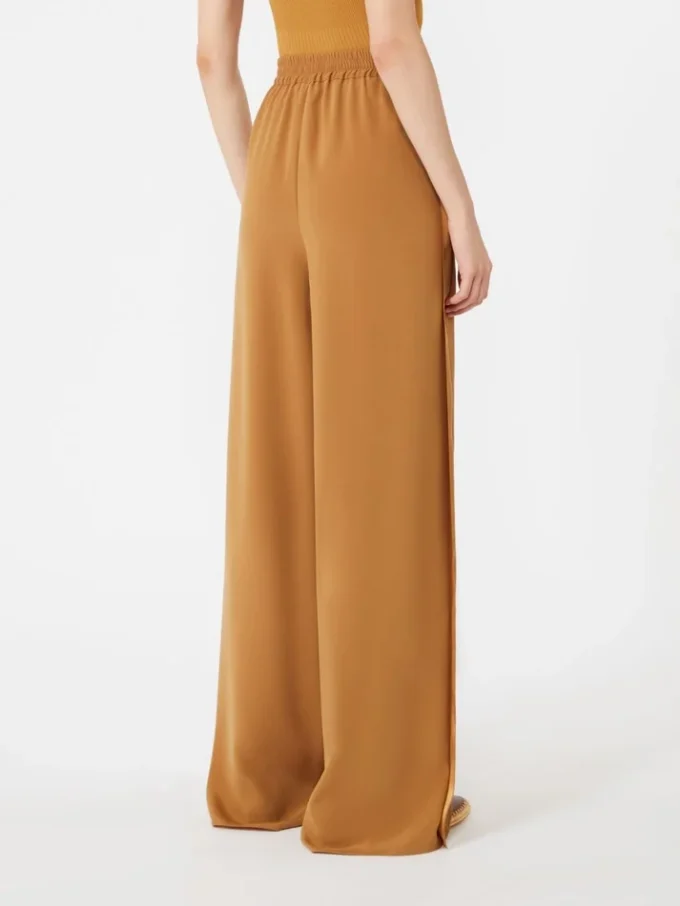 – Pantalon large en satin envers, couleur caramel – Pantalon large en satin envers, couleur caramel