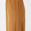 – Pantalon large en satin envers, couleur caramel – Pantalon large en satin envers, couleur caramel