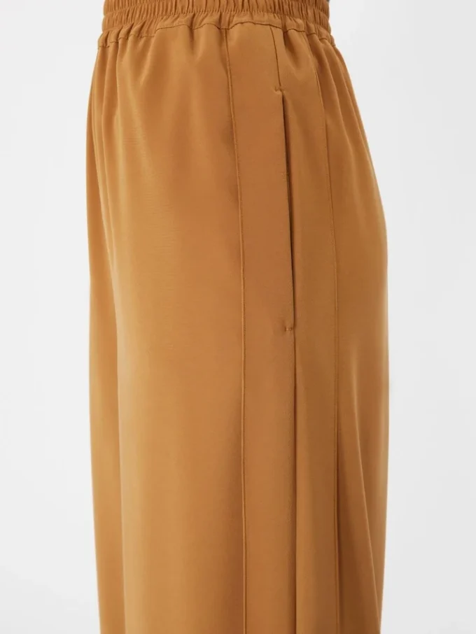 – Pantalon large en satin envers, couleur caramel – Pantalon large en satin envers, couleur caramel