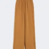 – Pantalon large en satin envers, couleur caramel – Pantalon large en satin envers, couleur caramel