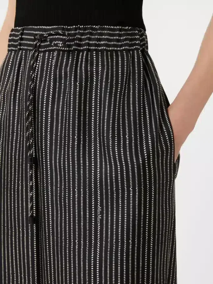Pantalon large en soie imprimée, noir et blanc Pantalon large en soie imprimée, noir et blanc