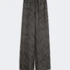 Pantalon large en soie imprimée, noir et blanc Pantalon large en soie imprimée, noir et blanc