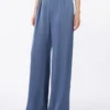 Pantalon léger en satin, couleur avio Pantalon léger en satin, couleur avio
