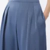 Pantalon léger en satin, couleur avio Pantalon léger en satin, couleur avio