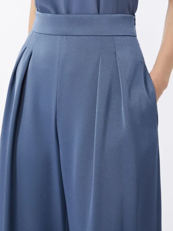 Pantalon léger en satin, couleur avio Pantalon léger en satin, couleur avio
