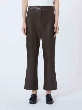 Pantalon slim en tissu enduit, couleur chocolat
