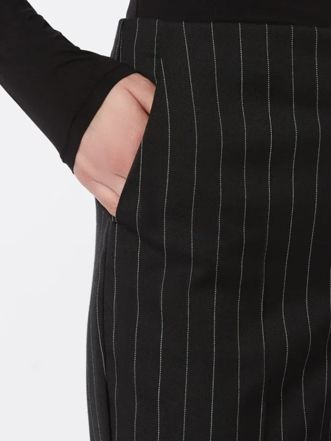 Pantalon évasé en laine à fines rayures, noir Pantalon évasé en laine à fines rayures, noir