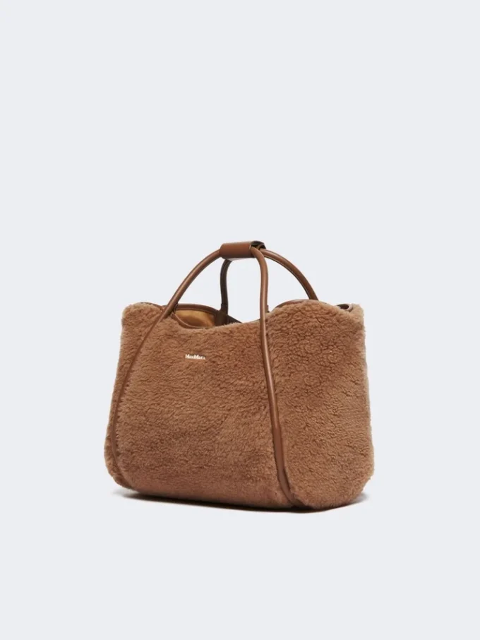Petit sac marine en tissu teddy, couleur camel Petit sac marine en tissu teddy, couleur camel