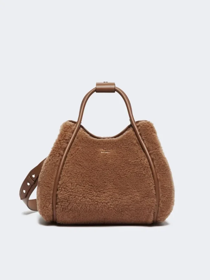 Petit sac marine en tissu teddy, couleur camel Petit sac marine en tissu teddy, couleur camel